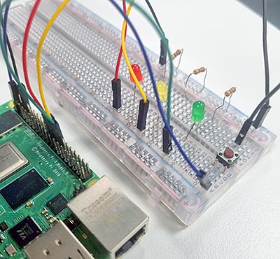 ekurssit ohjelmointi leipälauta diodi valodiodi scratch sense hat peli elektroniikkalevy breadboard kurssit opetusmateriaali